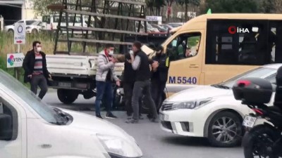 (Özel) Minibüs Şoförü, Kaza Yaptığı Kamyonetin Sürücüsüne Saldırdı