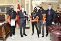 Vali Taşbilek Şampiyon Kickboksçu Azizoğlu'nu Kabul Etti