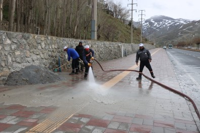 Bitlis Belediyesinden Yol Ve Kaldırım Yıkama Çalışması