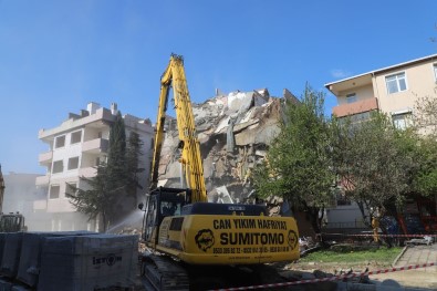 Büyükçekmece'de Risk Taşıyan 2 Bina Yıkıldı