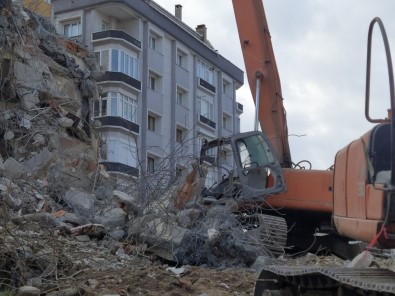 Yıkımda Kepçenin Üzerine Beton Blok Düştü Açıklaması Operatör Ağır Yaralandı