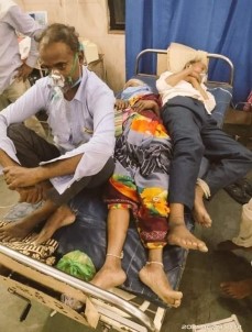 Hindistan'da Hastaneler Alarm Veriyor Açıklaması Bir Yatakta 2 Hasta Yatıyor