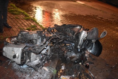 Motosiklette Çıkan Yangın Dükkanı Yakmadan Söndürüldü