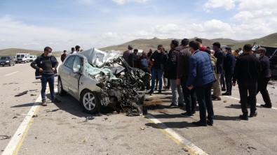 Otomobille Kamyonet Kafa Kafaya Çarpıştı Açıklaması 1 Ölü, 1 Yaralı