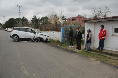 Sinop'ta Cip Bahçe Duvarına Çarptı Açıklaması 3 Yaralı