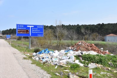 Sinop'ta Yeşillik Alanları Kaçak Döküm Sahasına Çevirdiler