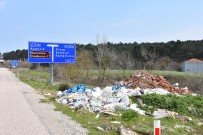 Sinop'ta Yeşillik Alanları Kaçak Döküm Sahasına Çevirdiler