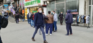 Ucuz Baklava Virüsü Unutturdu, Sosyal Mesafe Hiçe Sayıldı