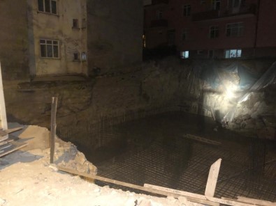 Ankara'da Temelinde Toprak Kayması Oluşan 3 Katlı Saadet Apartmanı Tahliye Edildi