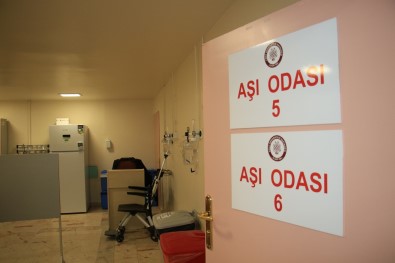 Aşı Odaları Boş Kaldı, Başhekim Sırası Geleni 'Kliniklerimiz Gece 24'E Kadar Çalışmaktadır' Diyerek Davet Etti