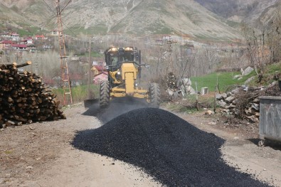 Bitlis'te Kış Aylarında Bozulan Yollar Belediye Ekipleri Tarafından Onarılmaya Başlandı