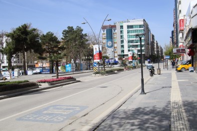 Elazığ'da Hafta İçi Yoğunluk Olan Caddeler, Kısıtlamayla Sessizliğe Büründü