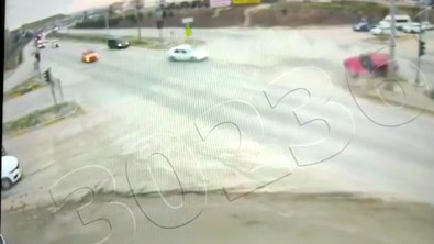 Kırıkkale'de İki Otomobilin Çarpıştığı Kaza Anı Güvenlik Kamerasında