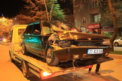 Otomobil Park Halindeki Tıra Çarptı Açıklaması 4 Yaralı