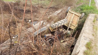 Tarlaya Giden Traktör Şarampole Devrildi Açıklaması 5 Yaralı