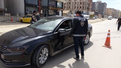 Yüksekova'da Polis Ekipleri Kısıtlama Denetimi Yaptı