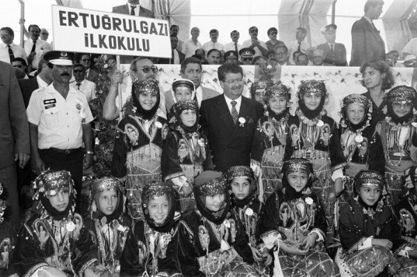 Sekizinci Cumhurbaşkanı Turgut Özal vefat edeli 28 yıl oldu