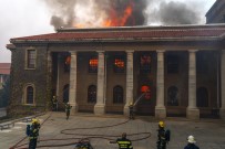 Güney Afrika'daki Tafelberg Dağı'nda Yangın Çıktı