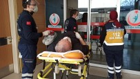 Kamyonetin Kasa Kapağının Çarptığı Yaşlı Adam Yaralandı