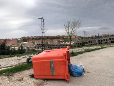 Konteynırları Deviren Şiddetli Rüzgar Vatandaşlara Zor Anlar Yaşattı