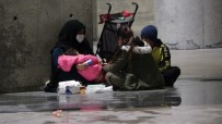 (Özel) Taksim'de Çocuklarını Dilendiren Kadın Önce Kameralara, Ardından Zabıtaya Yakalandı