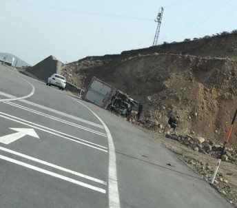 Bingöl'de Kamyon Devrildi, Sürücü Hafif Yaralandı