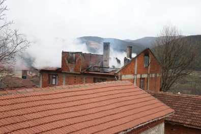 Bolu'da 2 Katlı Apartmanın Çatısı Yandı