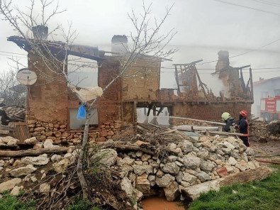 Bolu'da Yanan 2 Katlı Ev Kullanılamaz Hale Geldi