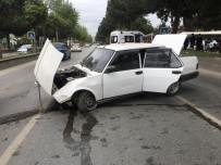 Direksiyon Hakimiyetini Kaybetti Refüje Çarptı