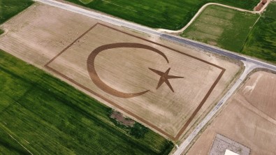 Kırşehir'de Çiftçi Tarlasına Römorku İle Türk Bayrağı Çizdi