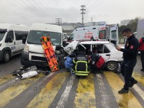 Kocaeli'de Panelvan Minibüs İle Otomobil Çarpıştı Açıklaması 1'İ Ağır 4 Yaralı