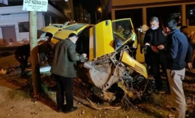 Elektrik Direğine Çarpan Sürücü Hayatını Kaybetti