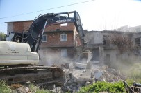 Erdemli'de Metruk Binalar Yıkılıyor Haberi