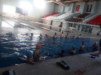 Hizan'da Kursiyer Öğrenciler Havuzda Yüzmenin Keyfini Yaşadı
