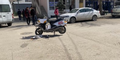 Horasan'da Kamyonet Motosikletli Kuryeye Çarptı Açıklaması 1 Yaralı