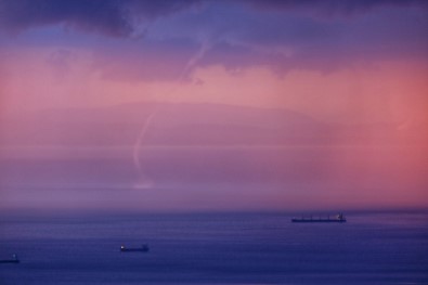 İskenderun Körfezi'nde Yağmurlu Hava İle Günbatımı Kartpostallık Görüntü Oluşturdu