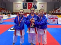 Karate Şampiyonası'ndan Türkiye Derecesi İle Döndüler