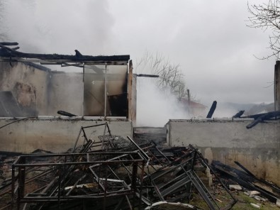 Samsun'da 2 Katlı Ev Küle Döndü