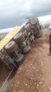 Toprak Yüklü Kamyon Yoldan Çıkıp Devrildi