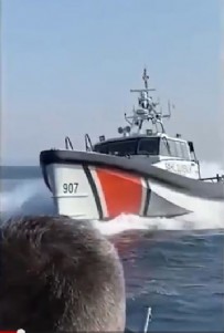 YUNANISTAN - Türk Sahil Güvenlik ekipleri mültecileri iten Yunanistan botlarını önledi