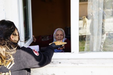 Bir Tas Sıcak Yemek İçin Ekiplerin Yolunu Gözlüyorlar