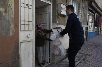 İihtiyaç Sahibi Vatandaşlara Sıcak İftar Yemeği