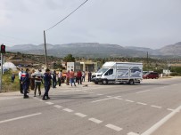 Mersin'de Kamyonet İle Traktör Çarpıştı Açıklaması 2 Yaralı
