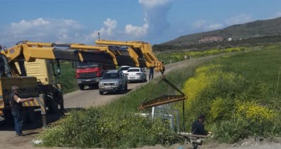 Balıkesir'de Direksiyon Hâkimiyetini Kaybeden Kamyonet Dereye Uçtu