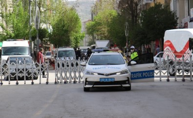 Elazığ'da 3 Cadde Araç Trafiğine Kapatıldı, Yayalara Sosyal Mesafe Olanağı Sağlandı