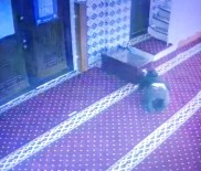 Hırsız, Camideki Yardım Parası Kasasına Takla Attırarak Çaldı Haberi