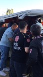 İşçi Servisi İle Kamyonet Çarpıştı, Araçta Sıkışan Bir İşçi Uzun Uğraşlar Sonucu Kurtarıldı