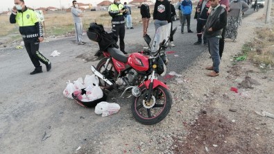 Kurye Motosikleti İle Otomobil Çarpıştı Açıklaması 2 Yaralı