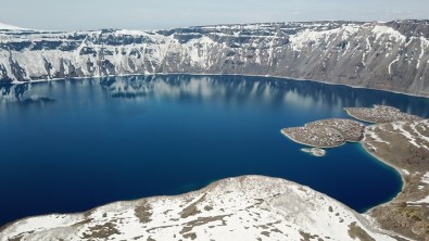 Nemrut Krater Gölü'nün Karlı Görüntüsü Büyülüyor