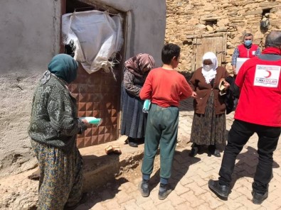 Şaphane'de Türk Kızılayı Köylerde İhtiyaç Sahibi Ailelere Ulaşıyor